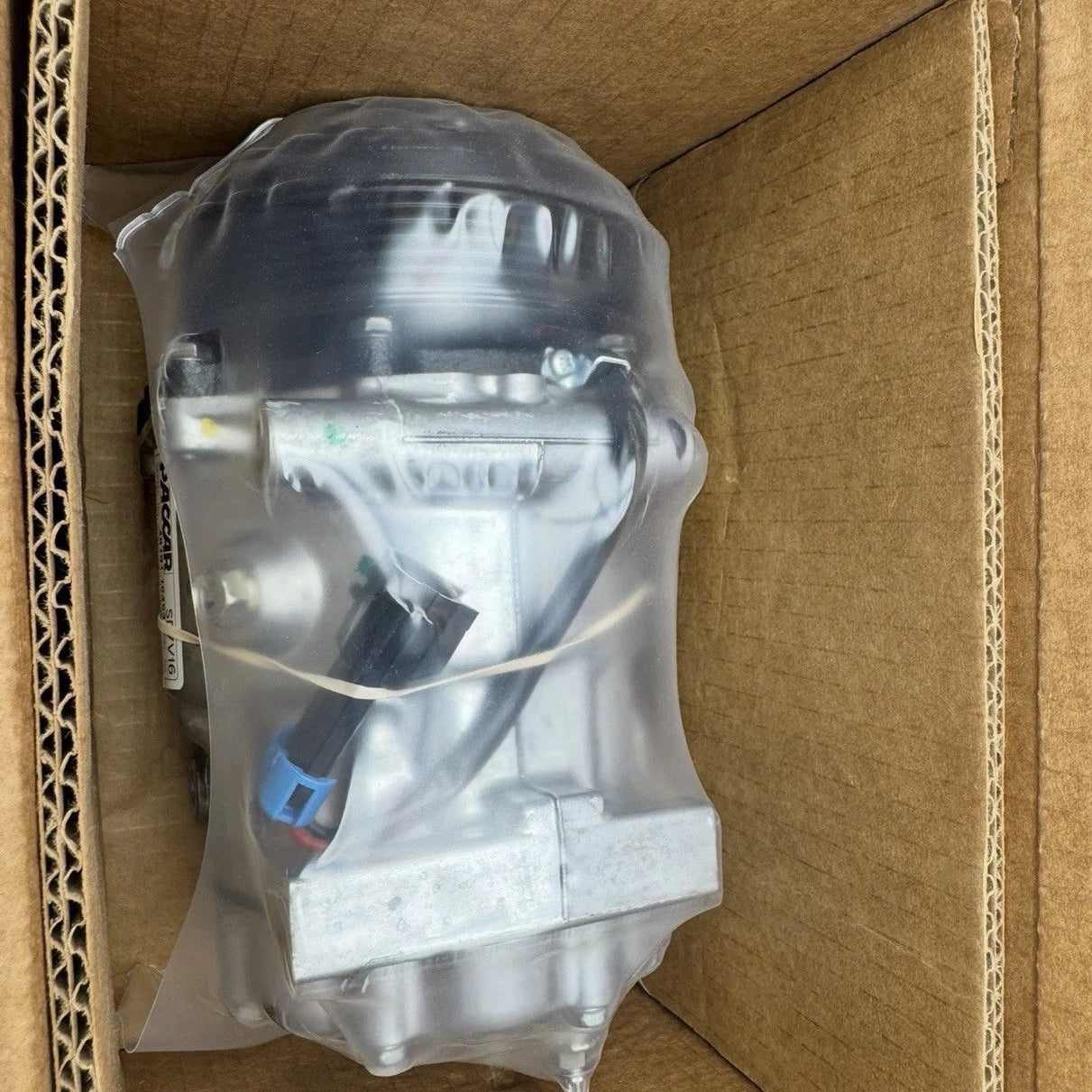 F69-1040-1110 Genuine Paccar A/C compressor