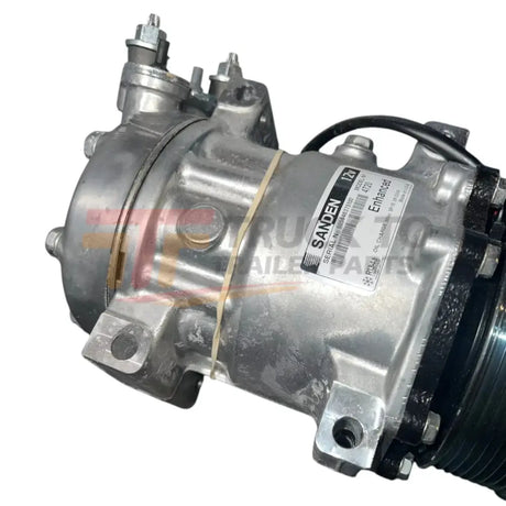 033813 Genuine International A/C Compressor - Truck To Trailer