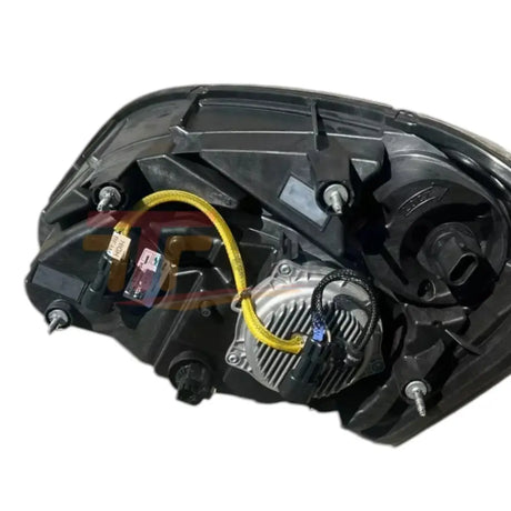 A66-10064-001 Genuine Freightliner Right Side Headlamp - Truck To Trailer