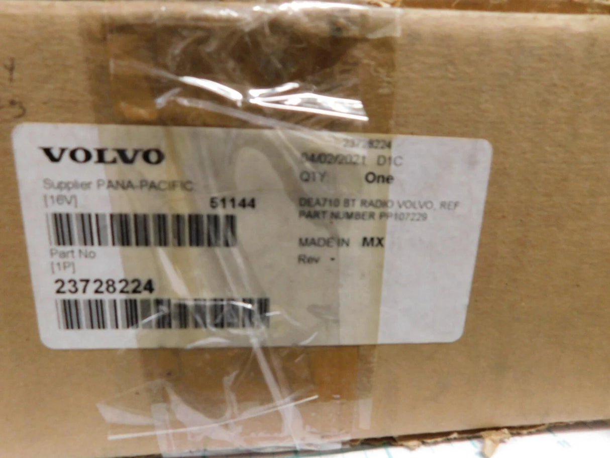 20928232 Genuine Volvo Radio With Tape And/Or Cd Player 12V