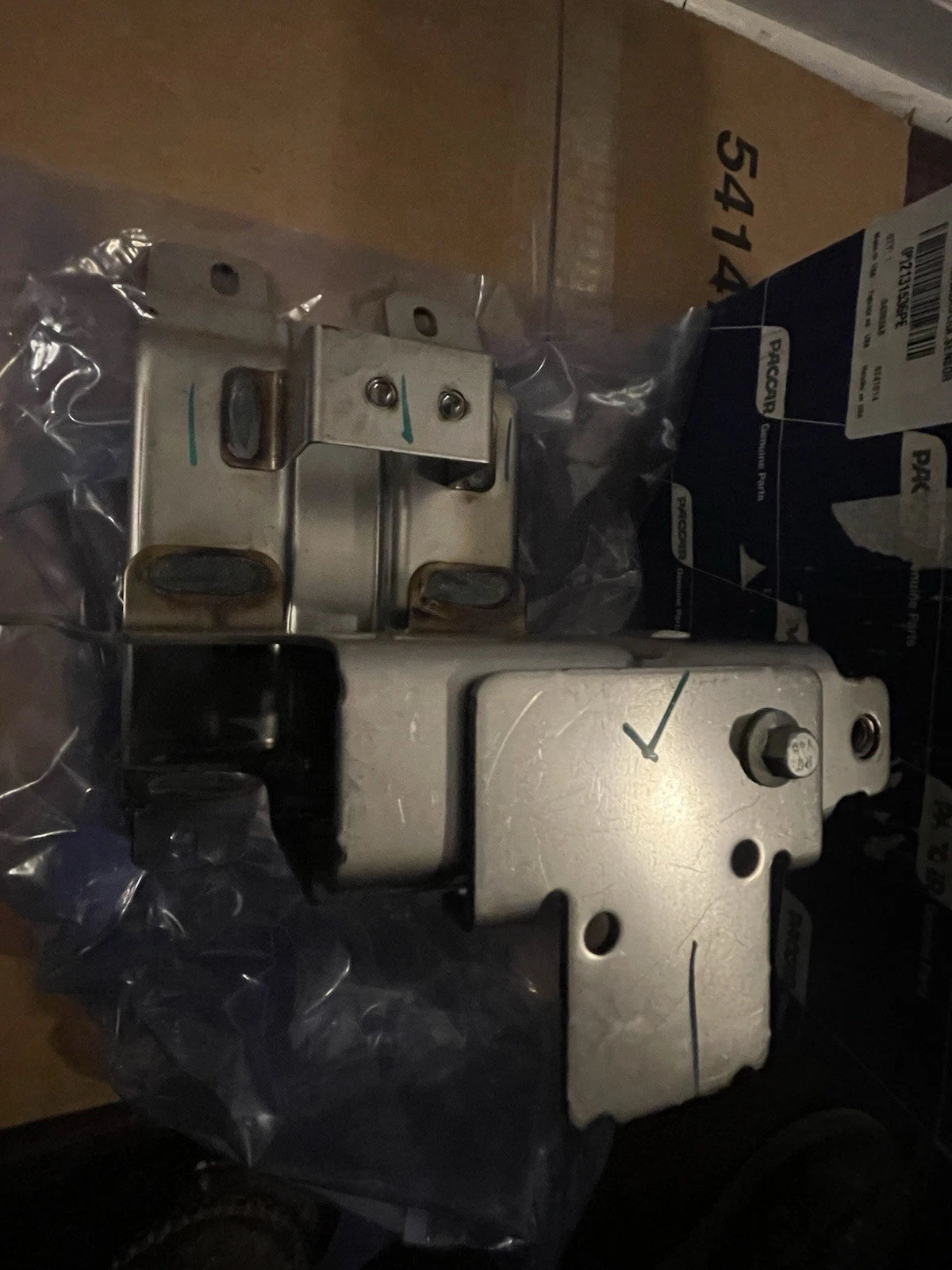 2131536PE Genuine Paccar Sensor Bracket